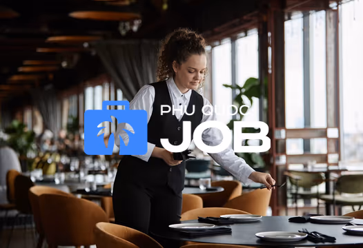 Phú Quốc Job พนักงานเสิร์ฟกำลังจัดโต๊ะอาหาร